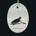 Turtle Beach Journey Personlig Namn | Natur Julgransprydnad Keramik<br><div class="desc">Den här designen har en sköldpadda från baby skapar att den är på väg till havet efter att den är född. Anpassa genom att redigera texten i textrutan eller ta bort text utan namn. #sköldpadda #sjöliv #oceon #säaturtle #leatherback #strand #sjöliv #personlig #namn #christmas #helgdagar #säsong #festive #ornaments #dekorationer #christmasdekorationer #semesterdekorationer...</div>