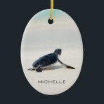 Turtle Beach Journey Personlig Namn | Natur Julgransprydnad Keramik<br><div class="desc">Den här designen har en sköldpadda från baby skapar att den är på väg till havet efter att den är född. Anpassa genom att redigera texten i textrutan eller ta bort text utan namn. #sköldpadda #sjöliv #oceon #säaturtle #leatherback #strand #sjöliv #personlig #namn #christmas #helgdagar #säsong #festive #ornaments #dekorationer #christmasdekorationer #semesterdekorationer...</div>