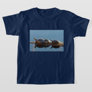 Turtle Family Sunning på en log Kids T-Shirt