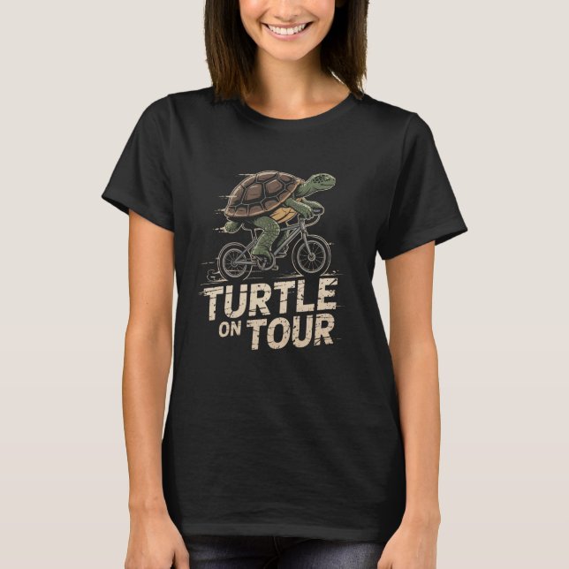 Turtle on Tour Funny Biking Turtle Cycling T Shirt (Framsida)