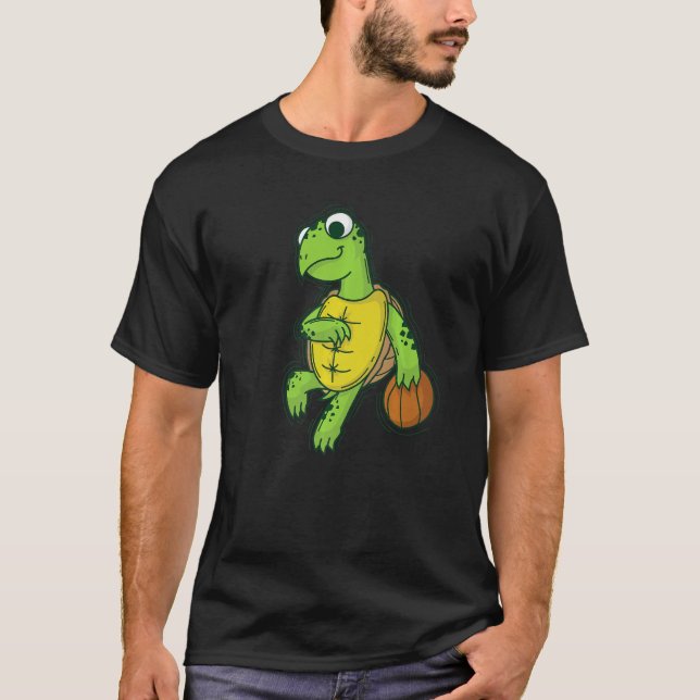 Turtle plays and loves Basketball T Shirt (Framsida)