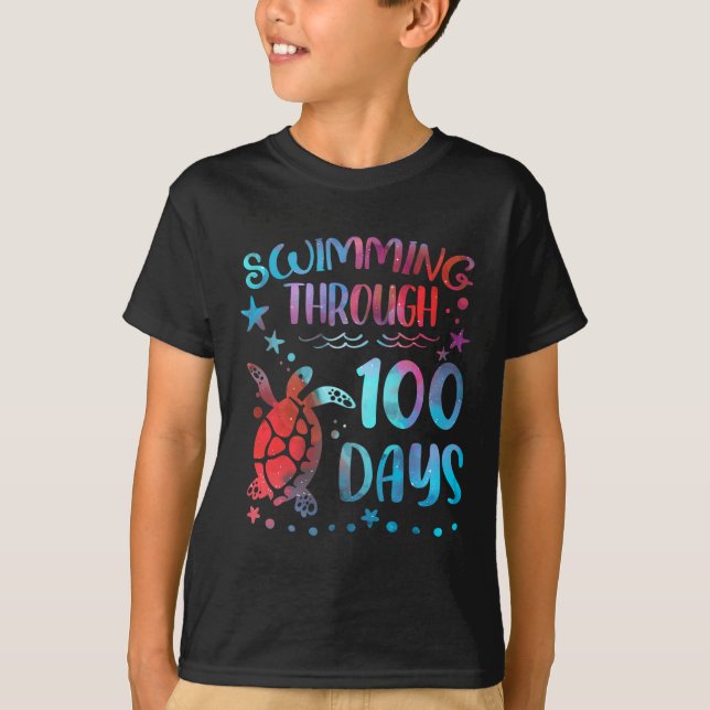 Turtle Sea Swimming under 100 dagar av skoltea T Shirt (Framsida)