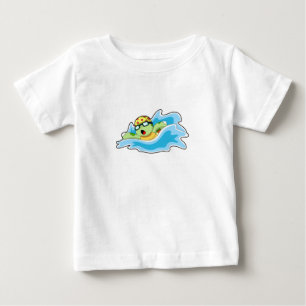 Turtle vid Swimming i Vatten T Shirt