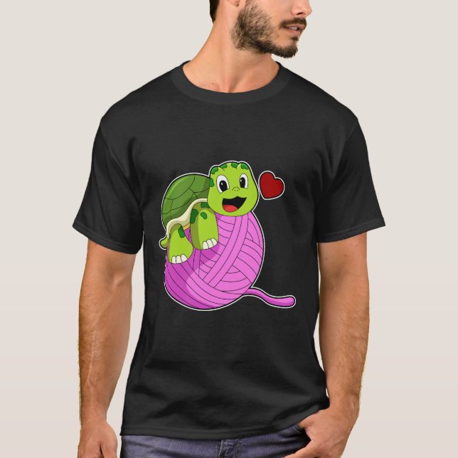Turtle with Boll of Wool T Shirt (Framsida)