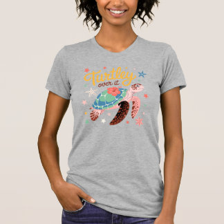 Turtley Over It Söt Havssköldpadda Tropisk Design T Shirt