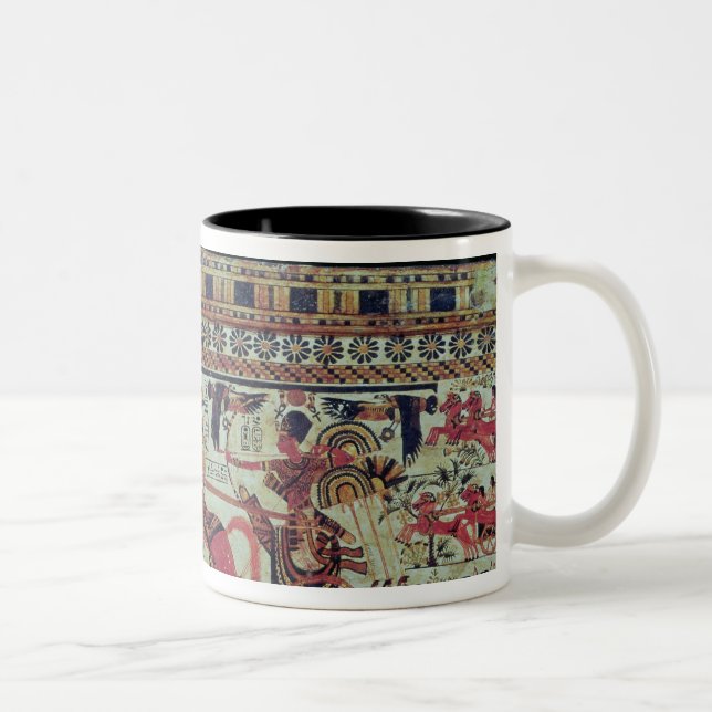Tutankhamun på hans triumfvagn som anfaller Två-Tonad mugg (Höger)