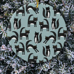 Tuxedo Black and White Cats Julgransprydnad Keramik<br><div class="desc">Cute Black and white tuxedo-katter som gör affärer. En roligt mönster på en halvblå bakgrund.</div>