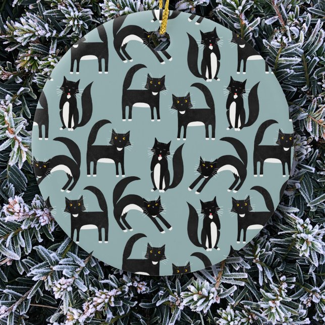 Tuxedo Black and White Cats Julgransprydnad Keramik (Black and white tuxedo cat pattern fun ceramic Christmas ornament)