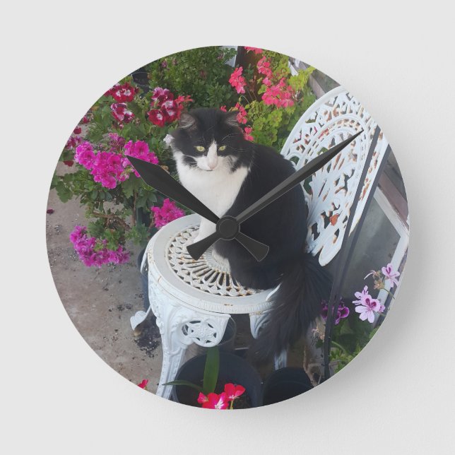 Tuxedo Cat Cute with Pretty Flowers Black Cats Rund Klocka (Framsida)