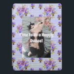 Tuxedo Cat Funny Cute Blommigt Lycklig Dance iPad Pro Skydd<br><div class="desc">Tuxedo Cat Funny Cute Blommigt Lila Lycklig Dance iPad Pro Cover. Den här bärbara datorn skulle vara en så välkommen gåva till vilken djurälskare som helst. Designad från min originalbild och bild.</div>