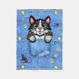 Tuxedo Cat in Faux Denim Pocket med eget namn Fleecefilt