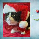 Tuxedo Cat-julpussel Pussel<br><div class="desc">Denna beundransvärda tuxedo kattunge har den finaste blicken på sitt ansikte. Hon har lite julhatt och en stor röd båge runt nacke. Det här pusslet är bara det perfekta julpusslet för kattälskare. Copyright peachesthetuxedocat</div>