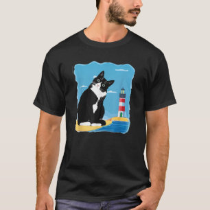 Tuxedo Cat Lighthouse Day Ocean Beach Sommar T Shirt