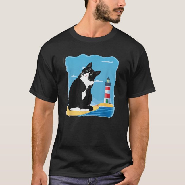 Tuxedo Cat Lighthouse Day Ocean Beach Sommar T Shirt (Framsida)