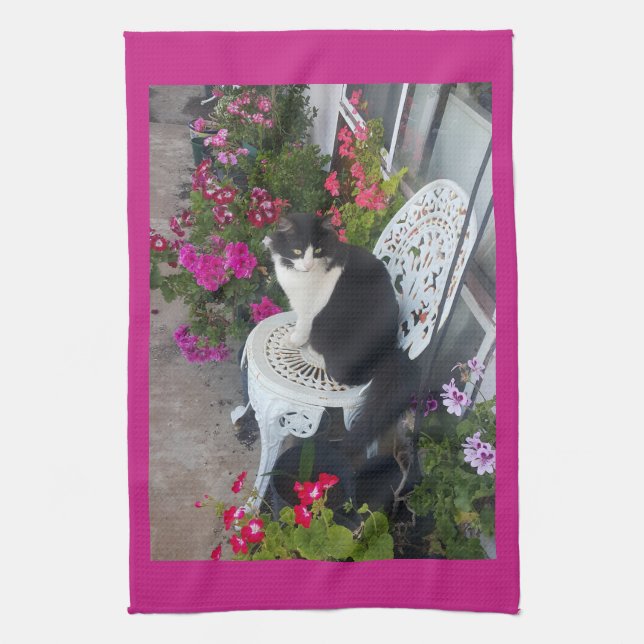 Tuxedo Cat Maroon Dark Pink Cats and Flowers Kökshandduk (Vertikal)
