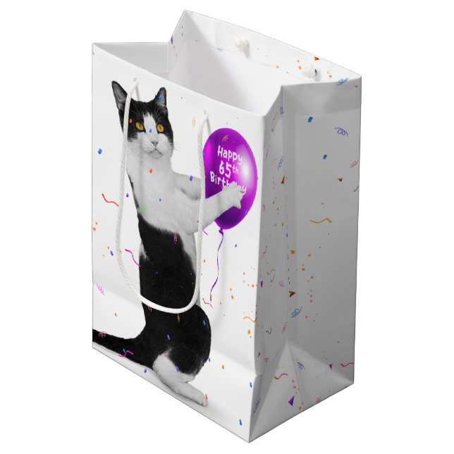 Tuxedo Cat med 65e Birthday Balloon (Framsidan Vinklad)