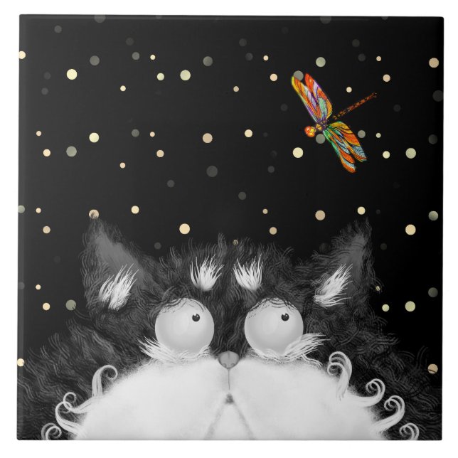 Tuxedo Cat överraskad av Dragonfly Kakelplatta (Framsidan)