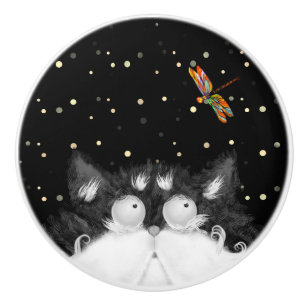 Tuxedo Cat överraskad av Dragonfly Knopp