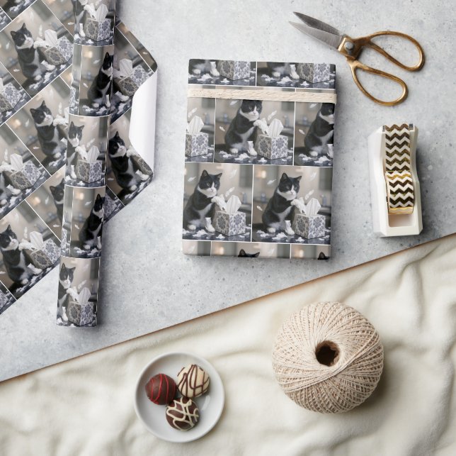 Tuxedo Cat Playing with a Tissue Box Presentpapper (Hantverk)