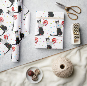 Tuxedo-katt med rödfödelsedagsbatong presentpapper