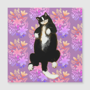 Tuxedo-katt Spipande på blommigtens säng