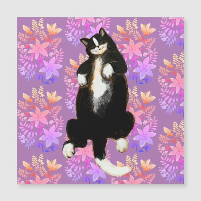 Tuxedo-katt Spipande på blommigtens säng (Framsida)