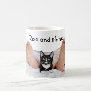 Tuxedo kattunge med ägare kaffemugg