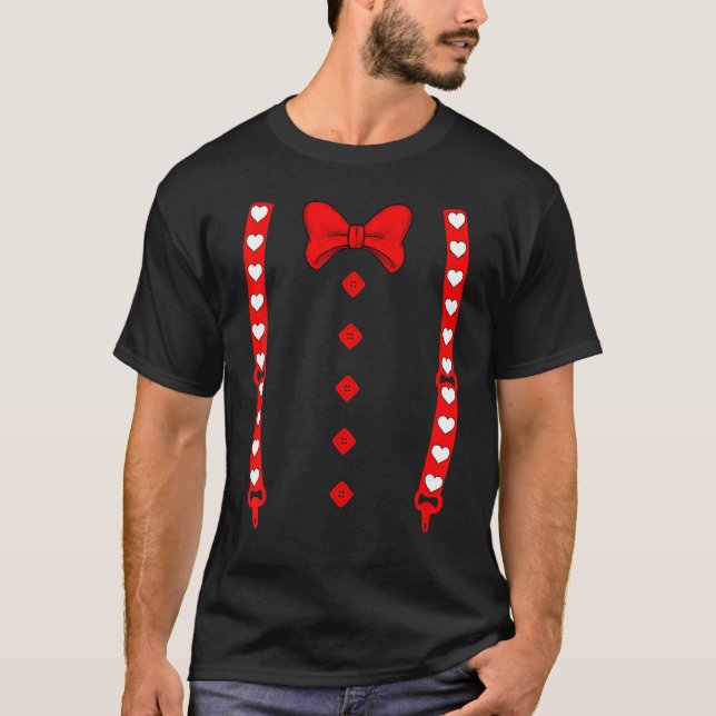 Tuxedo Suspenders and Heart Bow Tie Boys Kids Vale T Shirt (Framsida)