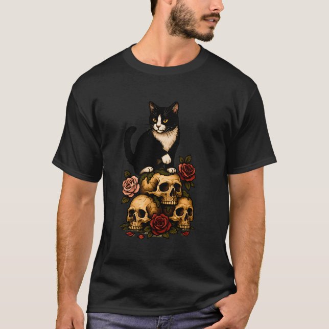 Tuxedokatt från kryptan – Rosor och dödskallar T Shirt (Framsida)