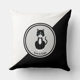 Tuxedokatt på svart och vitt kudde