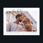 Två 2 Foto Minimalistisk Skript Spara Datumet Vykort<br><div class="desc">Två 2 Foto Minimalistisk Skript Elegant Bröllop Spara Datumet Postkort</div>