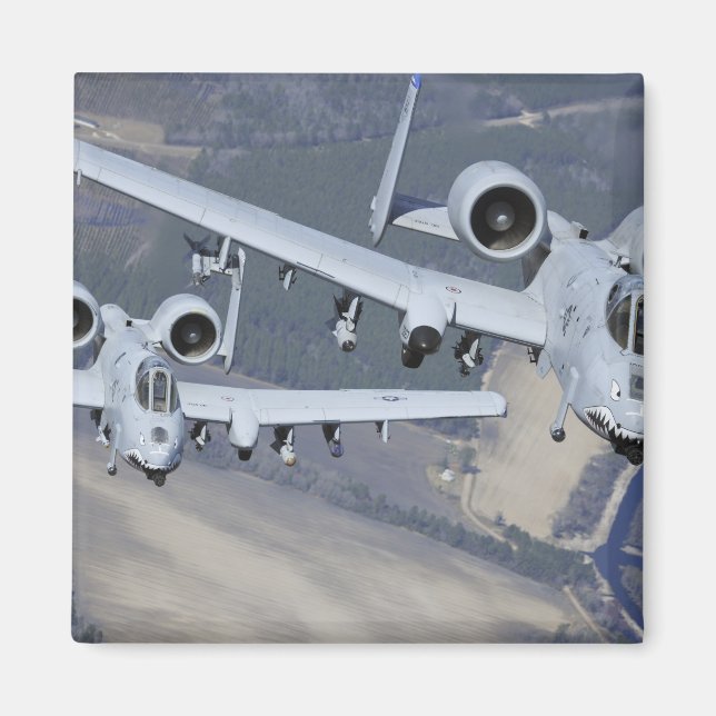 Två A-10C Thunderbolt II-flygplan flyger i format Magnet (Framsidan)