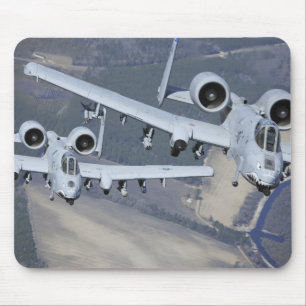 Två A-10C Thunderbolt II-flygplan flyger i format Musmatta