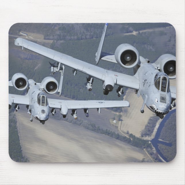 Två A-10C Thunderbolt II-flygplan flyger i format Musmatta (Framsidan)