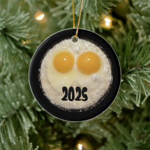 Två ägg i gjutjärnsstekpanna-ornament julgransprydnad keramik