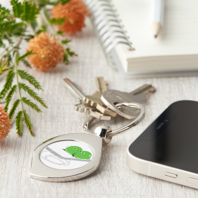 Två ärter i en Pod Swirl Silverfärgad Nyckelring (Sidan)