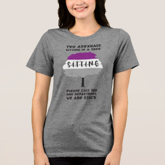Två asexuella som sitter i ett träd t shirt