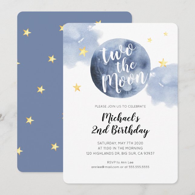 Två av Måne Baby:s andra födelsedagsinbjudan Inbjudningar (Fram/baksida)