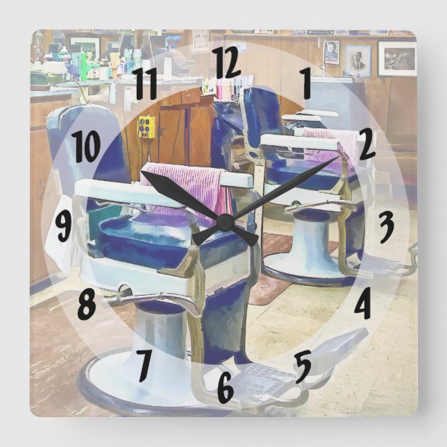 Två barberarestolar med randiga barberareuddar för fyrkantig klocka (Framsida)