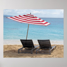 TVÅ BEACH CHAIRS UNDER EN UMBRELLA