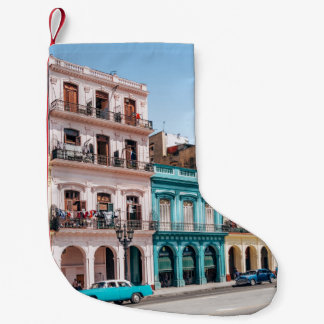 TVÅ BILAR PARKERADE UTANFÖR BYGGNAD LITEN JULSTRUMPA