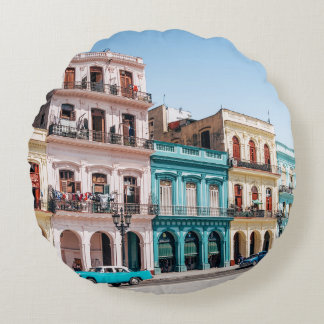 TVÅ BILAR PARKERADE UTANFÖR BYGGNAD RUND KUDDE