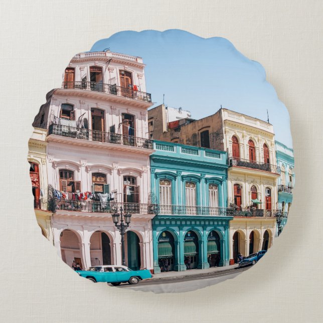 TVÅ BILAR PARKERADE UTANFÖR BYGGNAD RUND KUDDE (Framsidan)