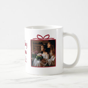 Två bilder röd presentlåda och slinga ram kaffemugg