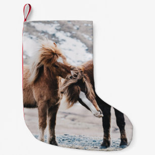 TVÅ BROWN HORSES PÅ FÄLT LITEN JULSTRUMPA