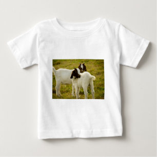 Två bruna och vita getter på ett fält foto t shirt