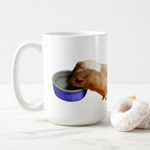Två bruna och vita slätguinea Grisar, Kaffemugg