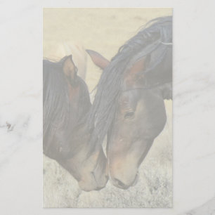 Två bruna Vild Horses Nuzzling Brevpapper