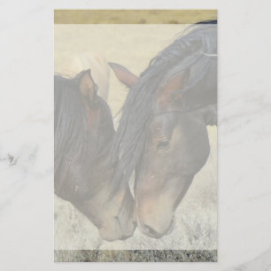Två bruna Vild Horses Nuzzling Brevpapper