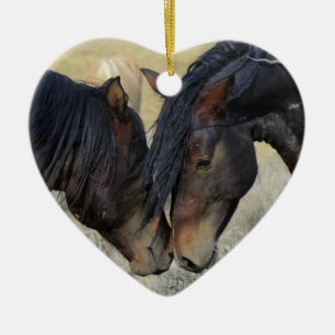 Två bruna Vild Horses Nuzzling Julgransprydnad Keramik